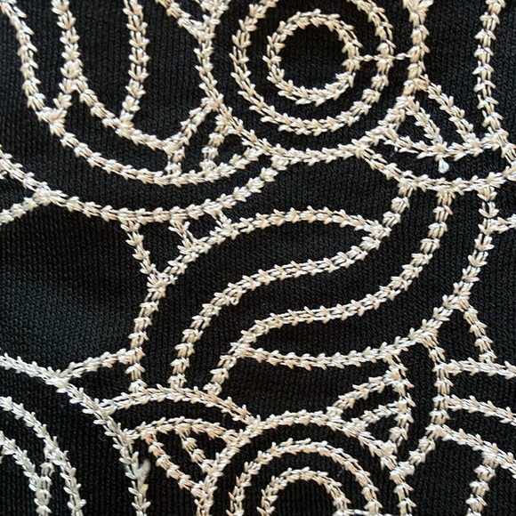 Vnecked slip LBD w/darted bust & gorgeous white embroidery bordered bottom - Picture 9 of 15